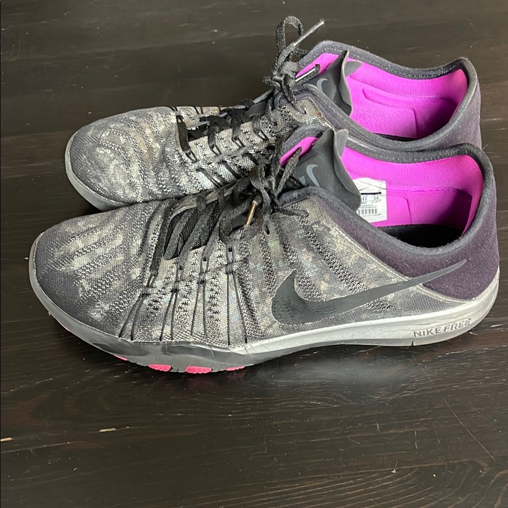 Nike Women's Black and Pink Athletic Shoes